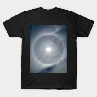 Optical phenomenon of sun with halo T-Shirt